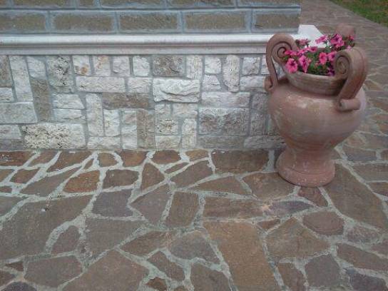 Base in draft travertine antique